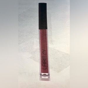 NIB Laritzy cosmetics lip gloss in curve. Leaves lips pillow-soft. Mauve-pink.